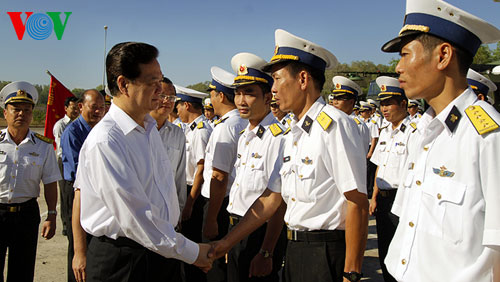 นายกฯเหงวียนเติ้นหยุงอวยพรปีใหม่ผู้บังคับบัญชาและทหารชั้นผู้น้อยหน่วยทหารเรือ ๖๘๑